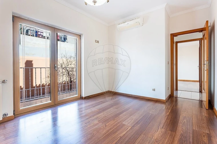 Moradia T5 para Venda em Pontinha e Famões Foto 46