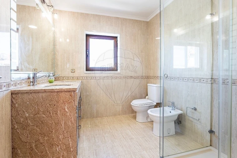 Moradia T5 para Venda em Pontinha e Famões Foto 39