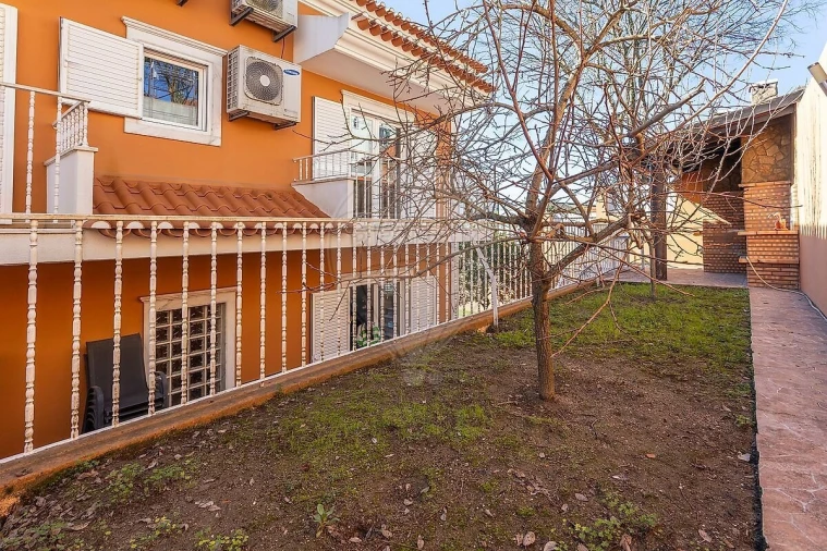 Moradia T5 para Venda em Pontinha e Famões Foto 12