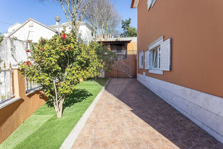 Moradia T5 para Venda em Pontinha e Famões Foto 9