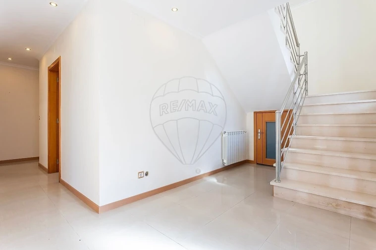 Moradia T5 para Venda em Pontinha e Famões Foto 31