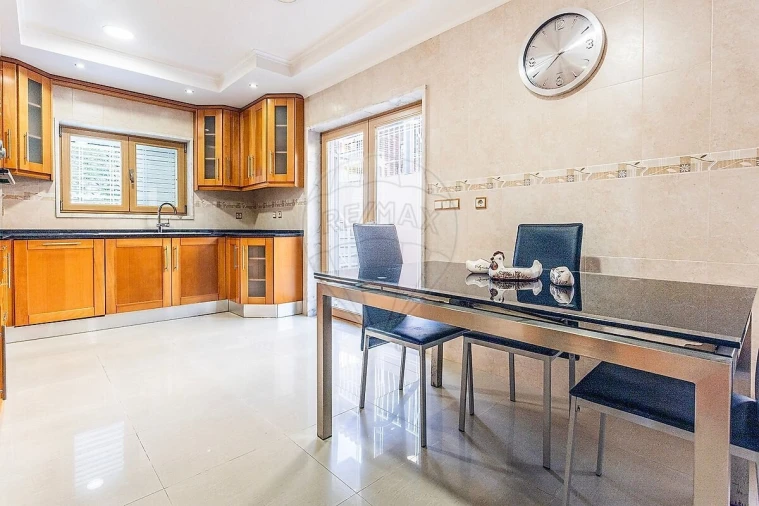 Moradia T5 para Venda em Pontinha e Famões Foto 21