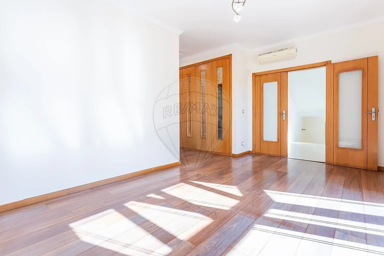 Moradia T5 para Venda em Pontinha e Famões Foto 35