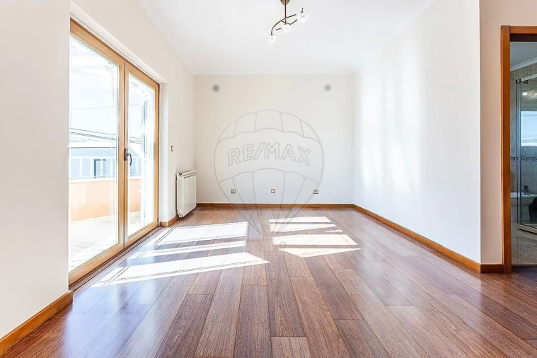 Moradia T5 para Venda em Pontinha e Famões Foto 30