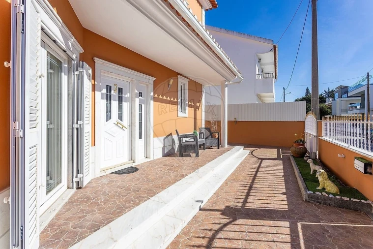 Moradia T5 para Venda em Pontinha e Famões Foto 7