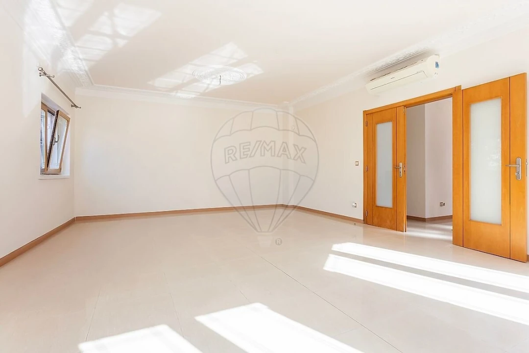 Moradia T5 para Venda em Pontinha e Famões Foto 18