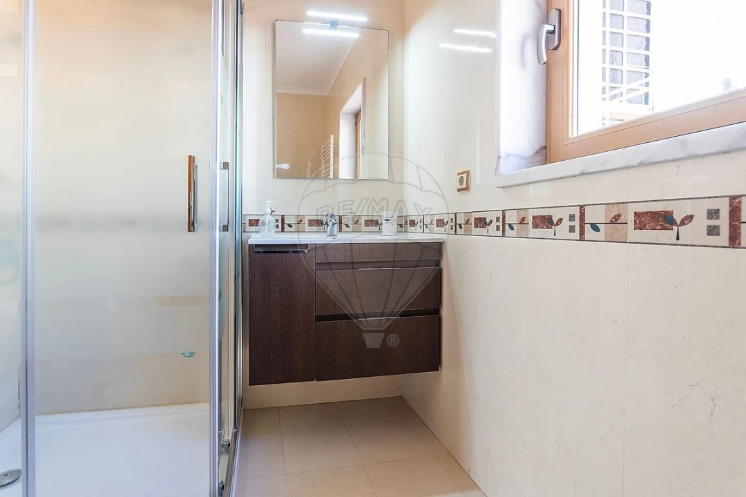 Moradia T5 para Venda em Pontinha e Famões Foto 43