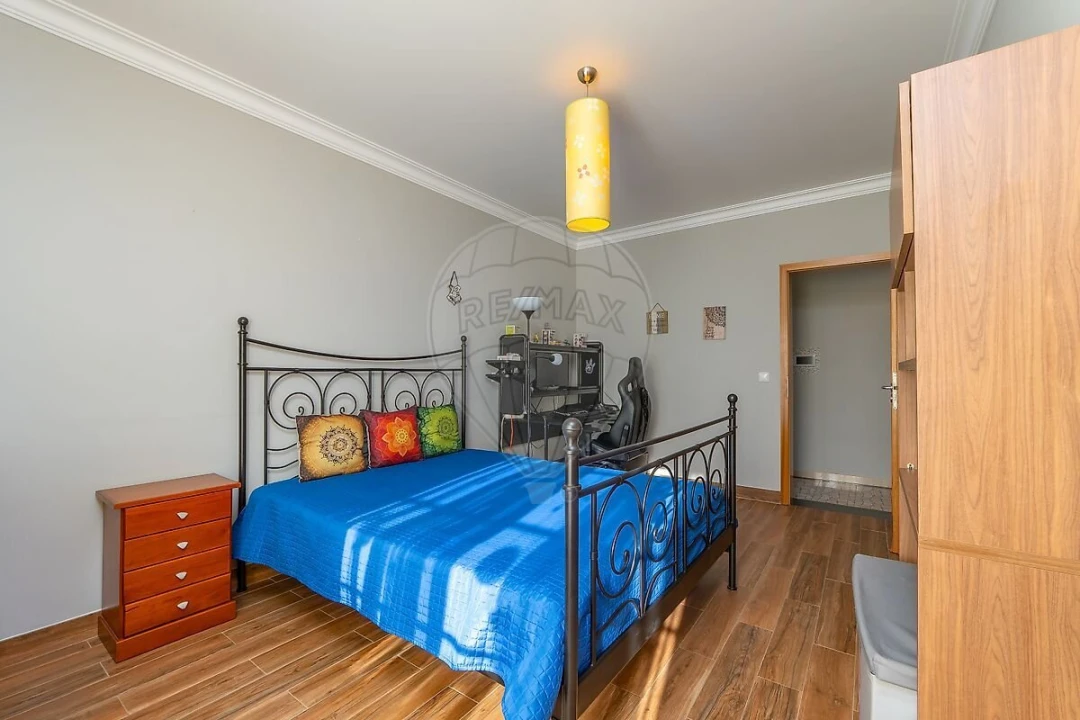 Moradia T4 para Venda em Igreja Nova e Cheleiros Foto 29