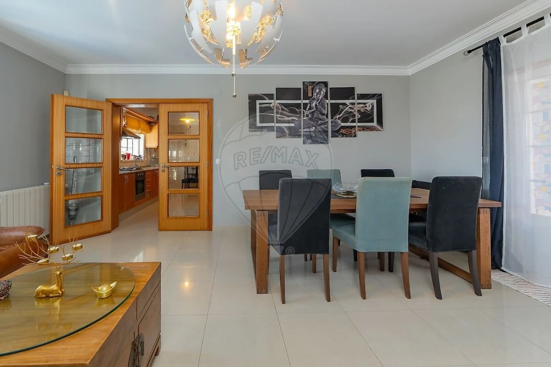 Moradia T4 para Venda em Igreja Nova e Cheleiros Foto 15