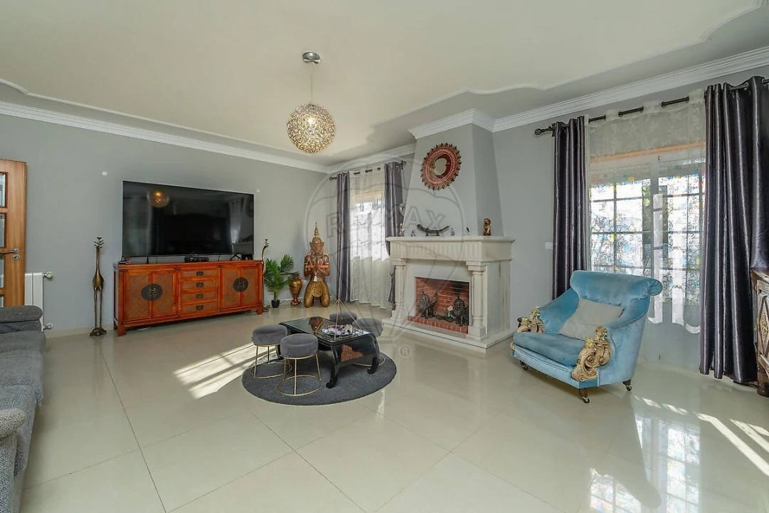 Moradia T4 para Venda em Igreja Nova e Cheleiros Foto 7