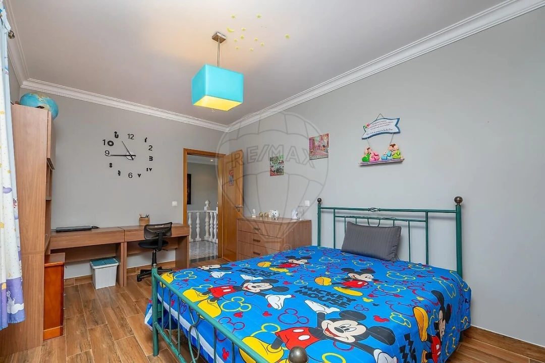 Moradia T4 para Venda em Igreja Nova e Cheleiros Foto 34