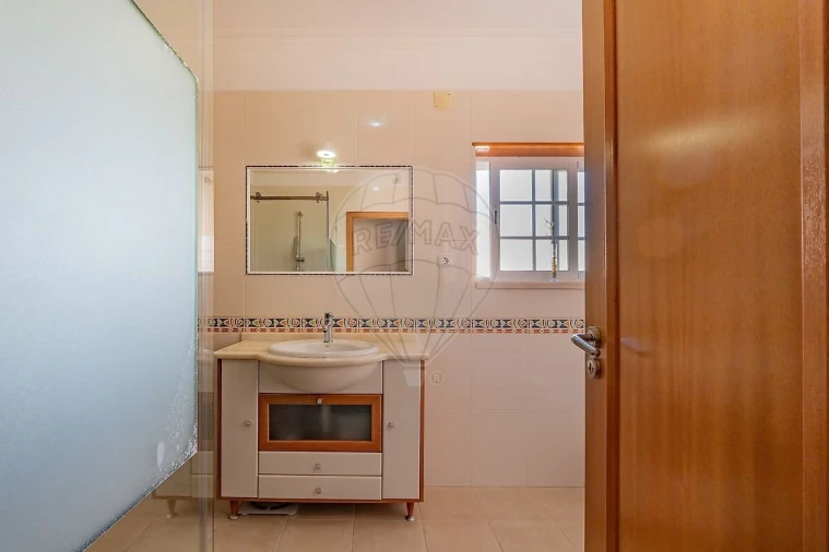 Moradia T4 para Venda em Igreja Nova e Cheleiros Foto 38