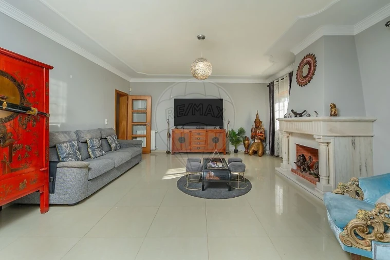 Moradia T4 para Venda em Igreja Nova e Cheleiros Foto 8