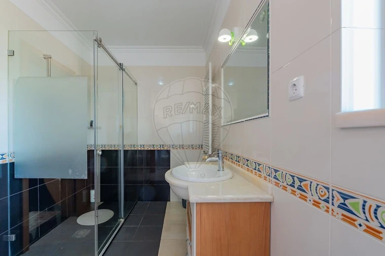 Moradia T4 para Venda em Igreja Nova e Cheleiros Foto 37