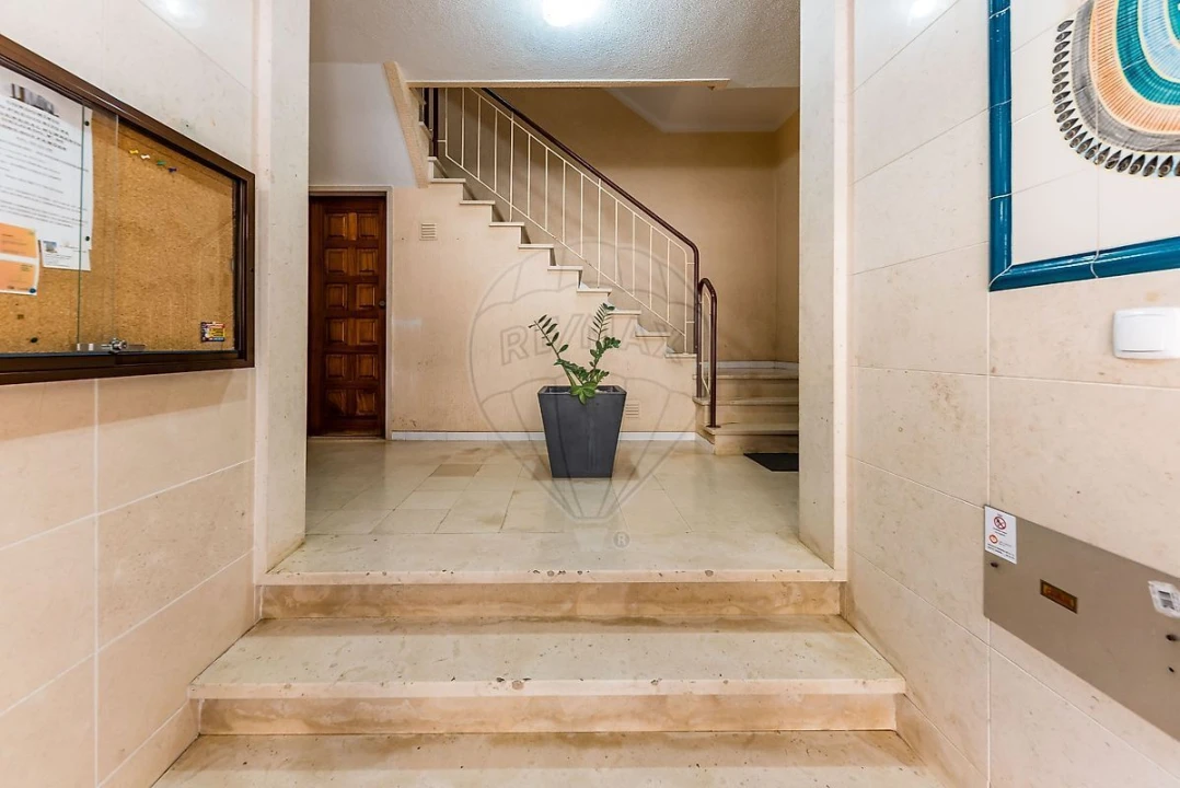 Apartamento T1 para Venda em Pontinha e Famões Foto 4