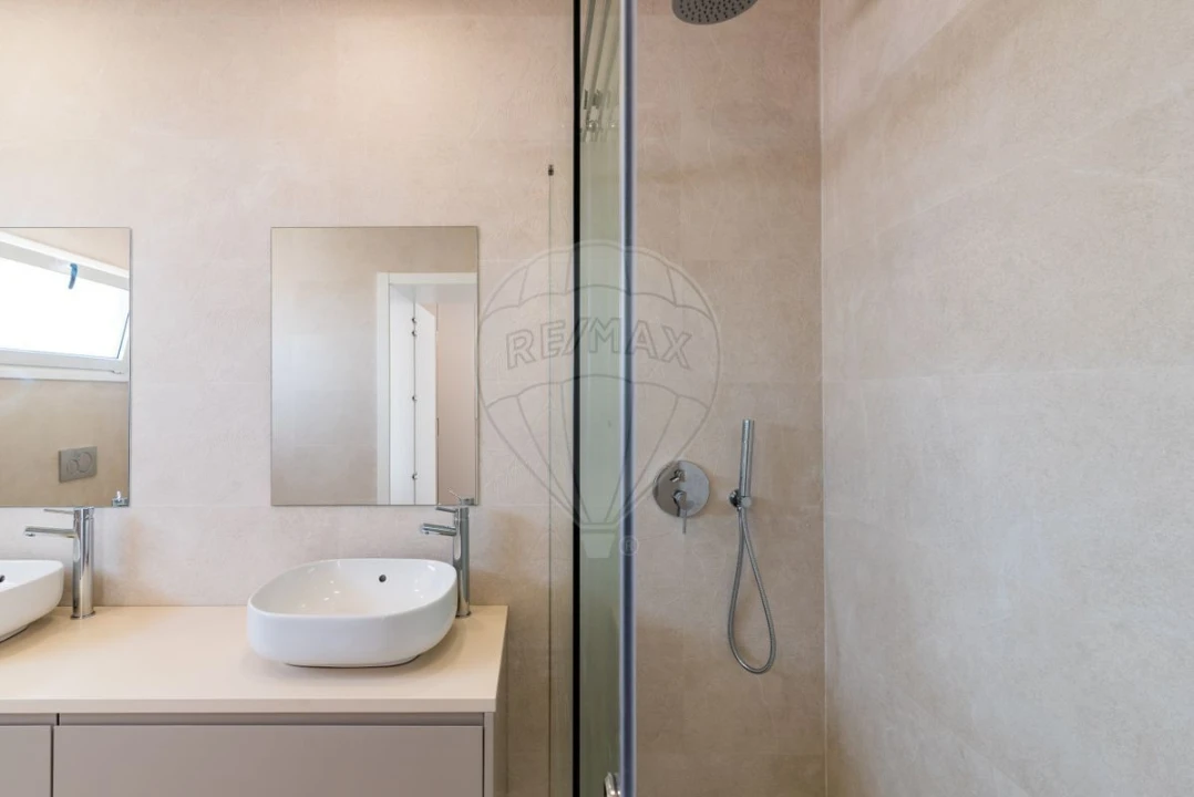 Moradia T4 para Venda em Pontinha e Famões Foto 16