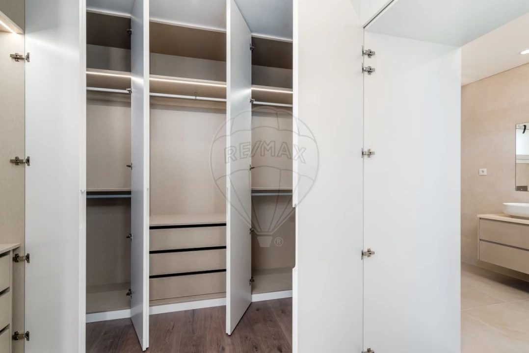 Moradia T4 para Venda em Pontinha e Famões Foto 11