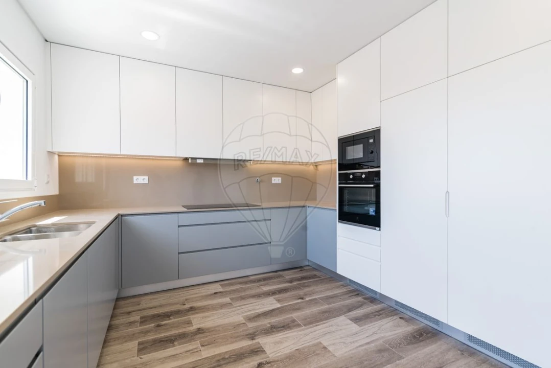 Moradia T4 para Venda em Pontinha e Famões Foto 15