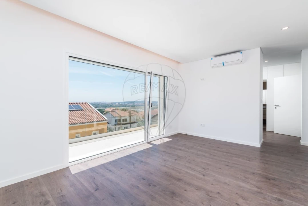 Moradia T4 para Venda em Pontinha e Famões Foto 5