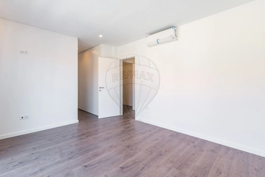 Moradia T4 para Venda em Pontinha e Famões Foto 2