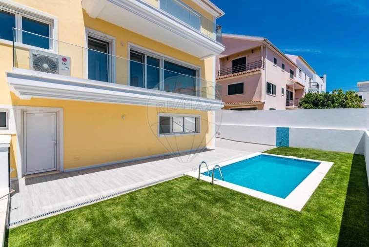 Moradia T4 para Venda em Pontinha e Famões Foto 1