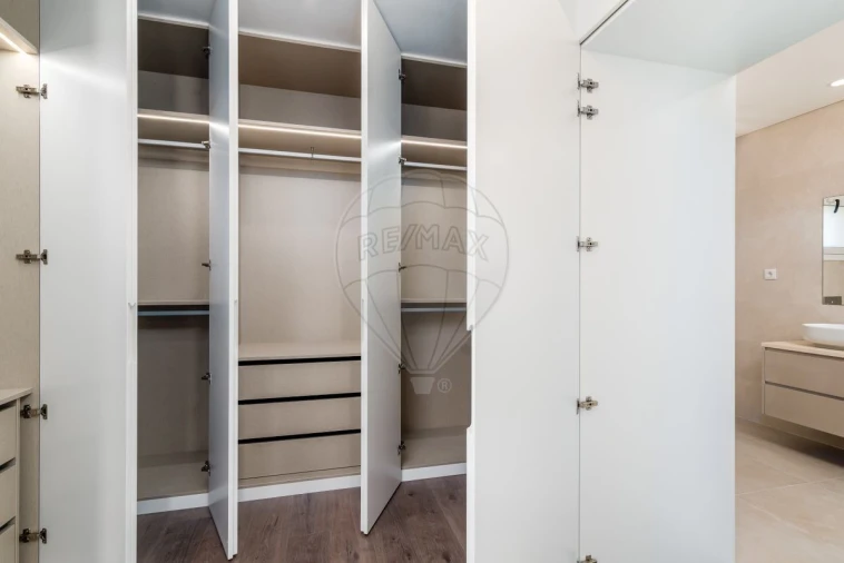 Moradia T4 para Venda em Pontinha e Famões Foto 11