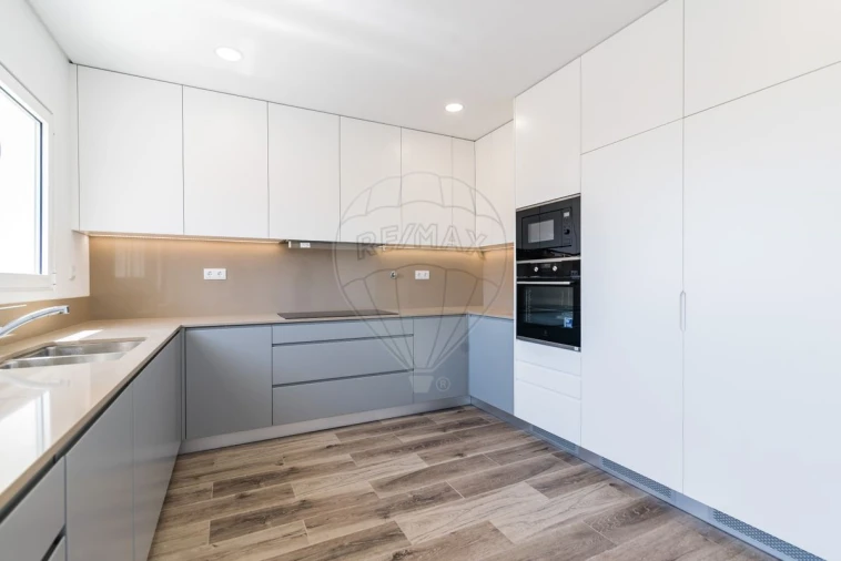 Moradia T4 para Venda em Pontinha e Famões Foto 15