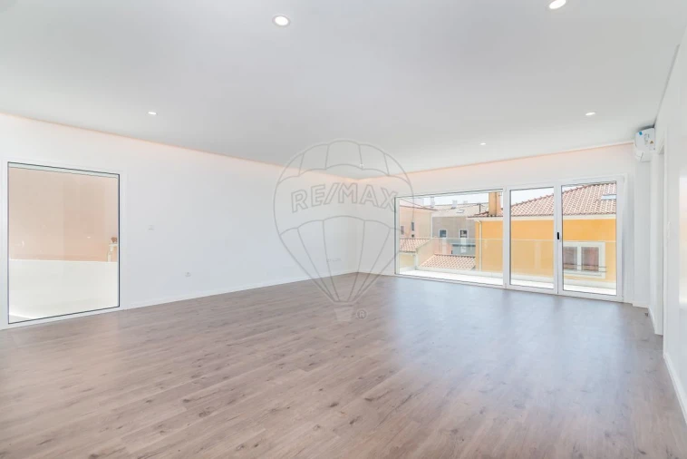 Moradia T4 para Venda em Pontinha e Famões Foto 6