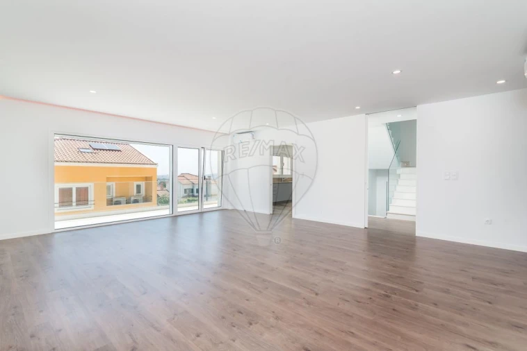 Moradia T4 para Venda em Pontinha e Famões Foto 10