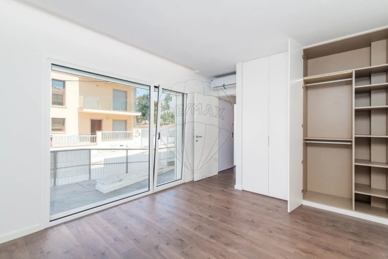 Moradia T4 para Venda em Pontinha e Famões Foto 8