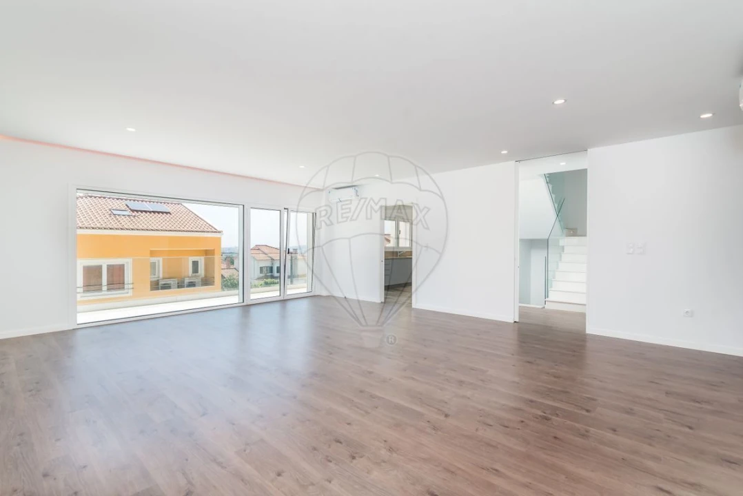 Moradia T4 para Venda em Pontinha e Famões Foto 10