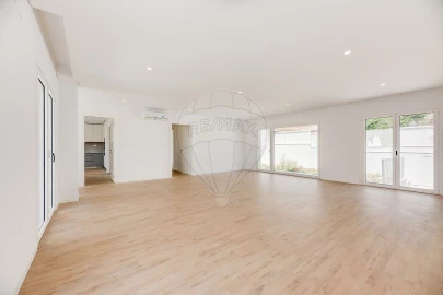 Moradia T4 para Venda em Pontinha e Famões