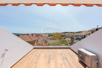 Moradia T4 para Venda em Pontinha e Famões