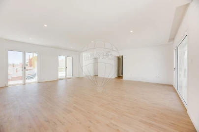 Moradia T4 para Venda em Pontinha e Famões