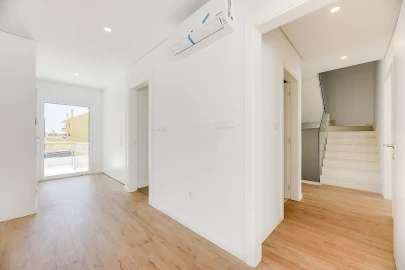 Moradia T4 para Venda em Pontinha e Famões