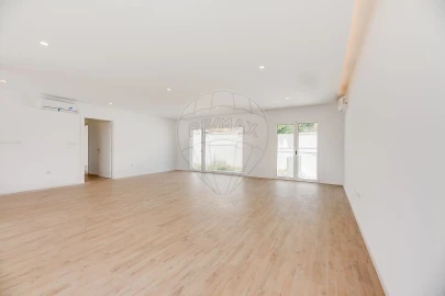 Moradia T4 para Venda em Pontinha e Famões