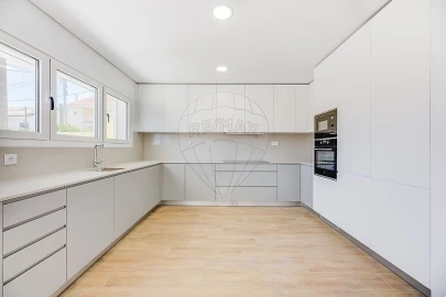 Moradia T4 para Venda em Pontinha e Famões