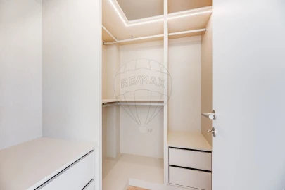 Moradia T4 para Venda em Pontinha e Famões