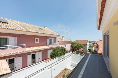 Moradia T4 para Venda em Pontinha e Famões