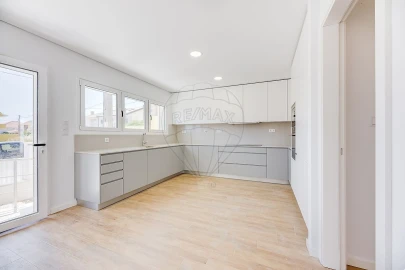 Moradia T4 para Venda em Pontinha e Famões