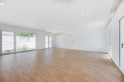 Moradia T4 para Venda em Pontinha e Famões