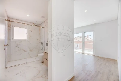 Moradia T4 para Venda em Pontinha e Famões