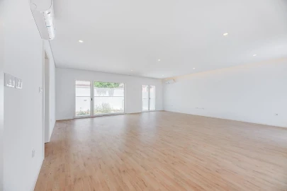 Moradia T4 para Venda em Pontinha e Famões