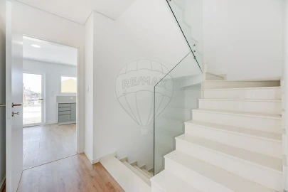 Moradia T4 para Venda em Pontinha e Famões