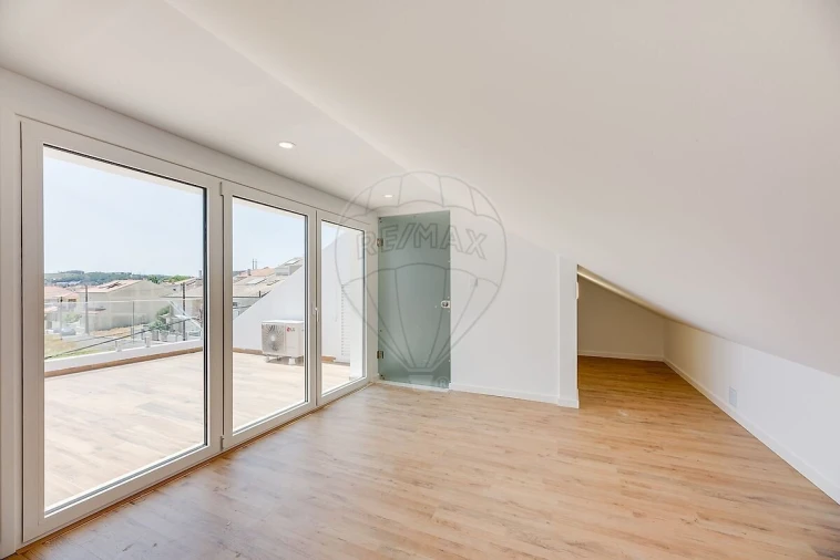 Moradia T4 para Venda em Pontinha e Famões Foto 28