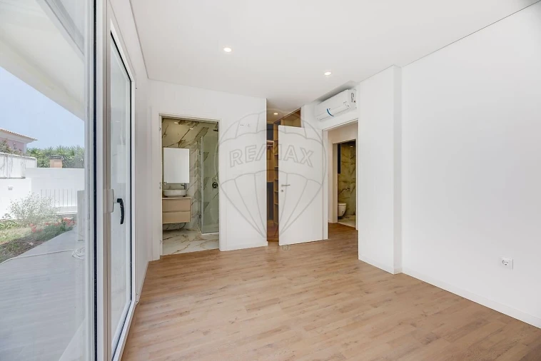 Moradia T4 para Venda em Pontinha e Famões Foto 18