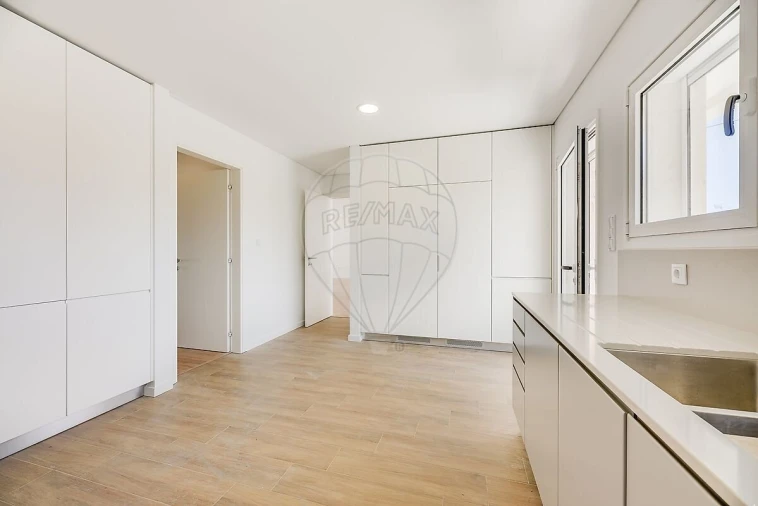 Moradia T4 para Venda em Pontinha e Famões Foto 3