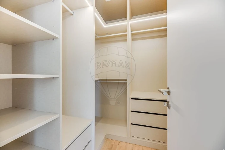 Moradia T4 para Venda em Pontinha e Famões Foto 27