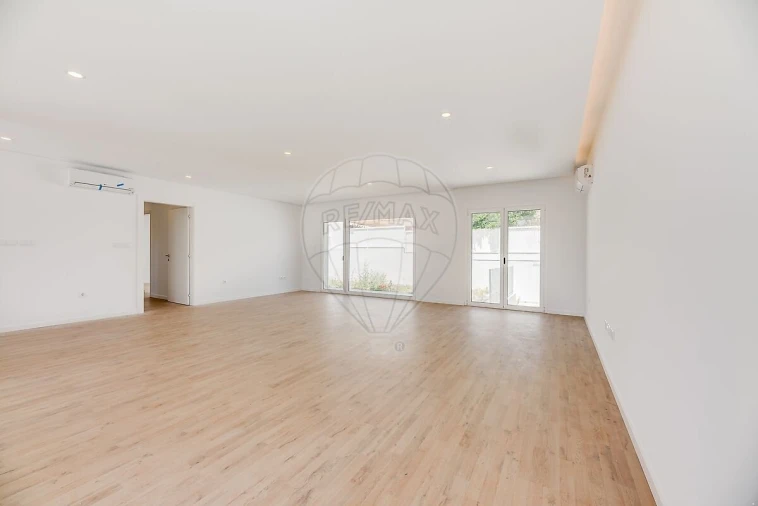 Moradia T4 para Venda em Pontinha e Famões Foto 15