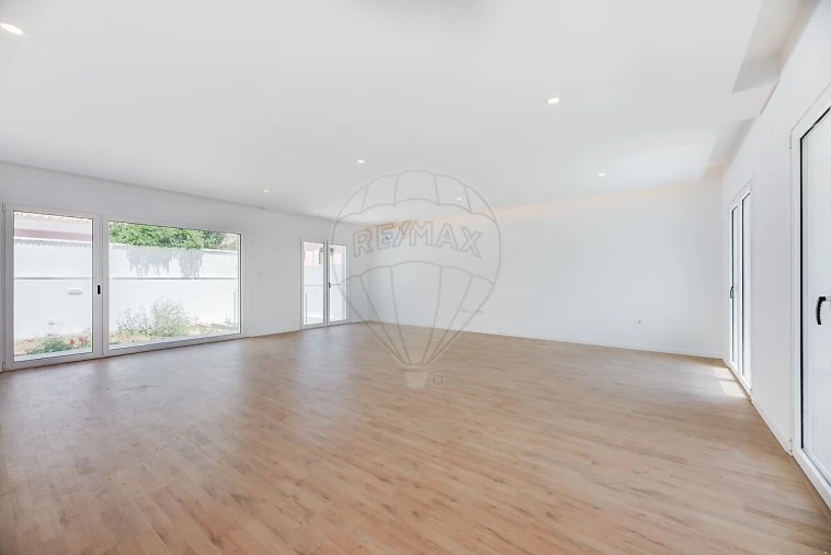 Moradia T4 para Venda em Pontinha e Famões Foto 10